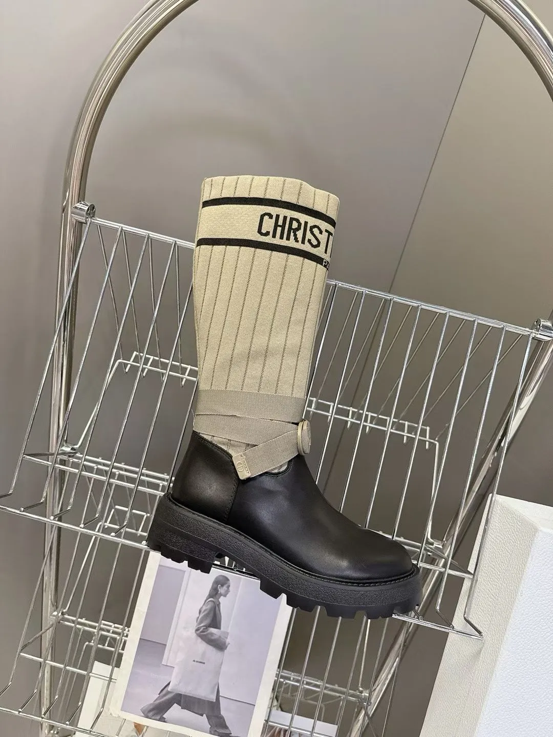 👟👟Ex-factory price 560👟👟Dior color matching new boots for autumn and winter, the latest flying woven letter logo for autumn and winter, round-toe high-top knight boots for women, the same style for celebrity Narna Qian and the same style for Yi Mengling. Material: First-layer cowhide spliced ​​with fly-knit fabric, sheepskin lining for feet, original molded TPU outsole Size: 35-40 yards